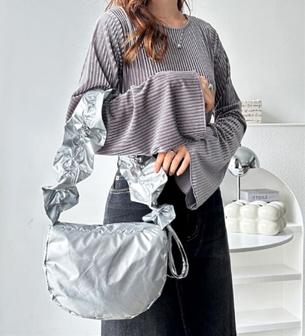 GeeRA（ジーラ）の「ギャザーハンドルバッグ（ハンドバッグ）」｜シルバー系