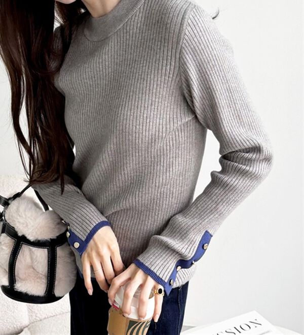 GeeRA（ジーラ）の「袖口ボタン配色ハイネックリブニット（ニット・セーター）」｜詳細画像