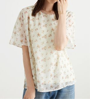 BELLUNA（ベルーナ）の「シフォン素材ドルマンデザインブラウス（ブラウス）」｜アイボリー花柄