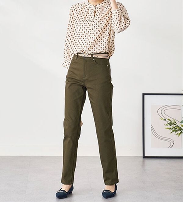 BELLUNA（ベルーナ）の「静電防止！蓄熱綿サテンストレッチカラーパンツ（フルレングスパンツ）」｜詳細画像