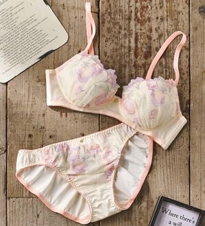 YU'NOW（ユナウ）の「ぷるるん谷間のノンワイヤーブラ＆ショーツ（ブラジャー＆ショーツセット）」｜アイボリー