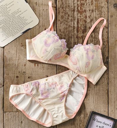 YU'NOW（ユナウ）の「ぷるるん谷間のノンワイヤーブラ＆ショーツ（ブラジャー＆ショーツセット）」