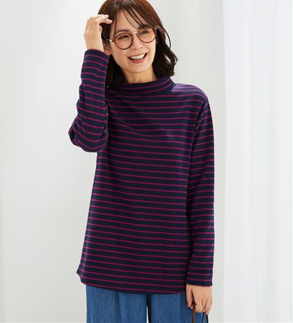 BELLUNA（ベルーナ）の「ふわふわ裏ファーハイネックプルオーバー（カットソー）」｜ネイビー&times;ラズベリー