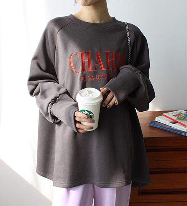 GeeRA（ジーラ）の「指穴デザイン刺しゅうロゴスウェット（トレーナー・スウェット）」｜詳細画像