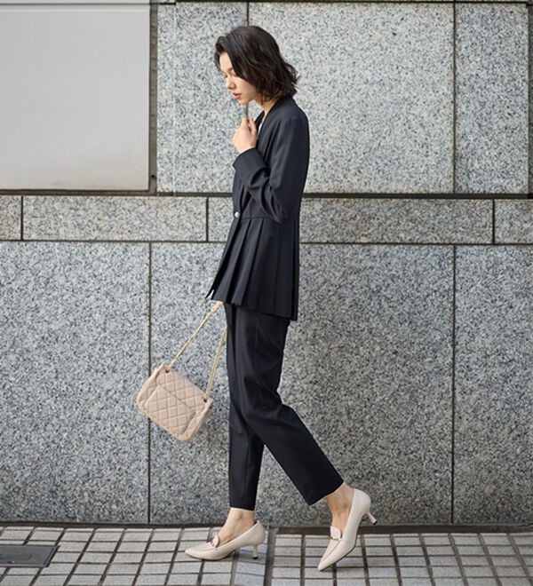 GeeRA（ジーラ）の「【２点セット】パールボタンペプラムプリーツテーパードセットアップ（パンツスーツ）」｜詳細画像