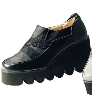 BELLUNA（ベルーナ）の「４Ｅ異素材ベルトキャタピラーシューズ（スリッポン）」｜黒