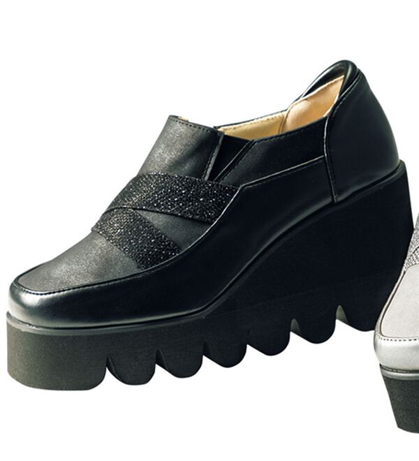 BELLUNA（ベルーナ）の「４Ｅ異素材ベルトキャタピラーシューズ（スリッポン）」｜黒