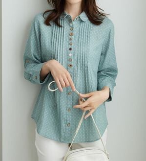 BELLUNA（ベルーナ）の「【綿100％素材】ダブルガーゼ素材丸衿多ボタンブラウス（ブラウス）」｜セージ系ドット