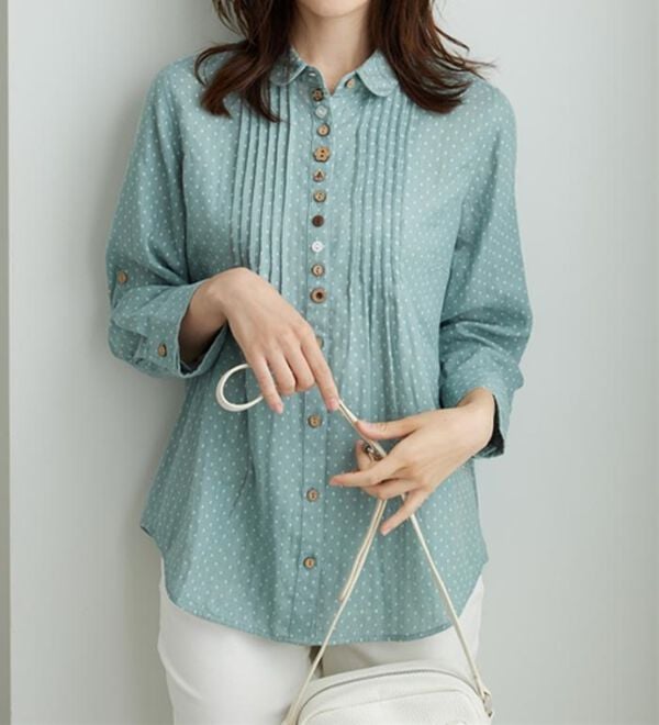 BELLUNA（ベルーナ）の「【綿100％素材】ダブルガーゼ素材丸衿多ボタンブラウス（ブラウス）」｜セージ系ドット