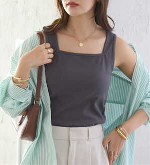 Viola e Viola（ヴィオラ エ ヴィオラ）の「保冷剤ポケット付スクエアタンクトップ（タンクトップ・キャミソール）」｜チャコール