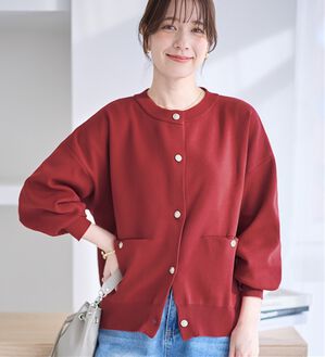 Viola e Viola（ヴィオラ エ ヴィオラ）の「むぎゅっと質感ゴールドボタンニットカーデ（ニットカーディガン）」｜レッド