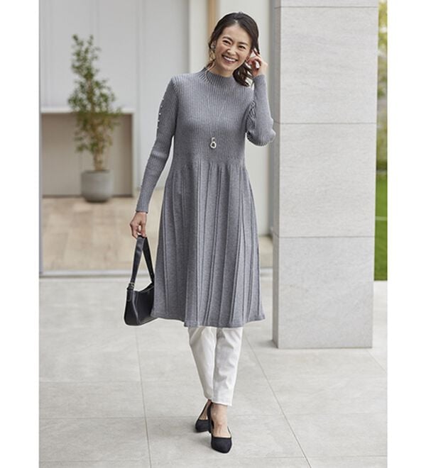 BELLUNA（ベルーナ）の「体型を拾いにくい！ビジュー使いプリーツ風ニットチュニックワンピース（チュニックワンピース）」｜詳細画像