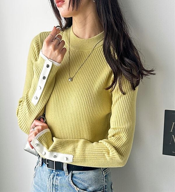 GeeRA（ジーラ）の「袖口ボタン配色ハイネックリブニット（ニット・セーター）」｜詳細画像