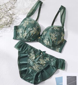 YU'NOW（ユナウ）の「ぷるるん谷間のノンワイヤーブラ＆ショーツ（ブラジャー＆ショーツセット）」｜グリーン