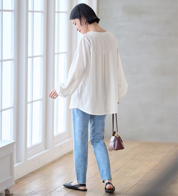 Viola e Viola（ヴィオラ エ ヴィオラ）の「らくキレイ　キーネックチュニックブラウスＴシャツ（チュニック）」｜詳細画像