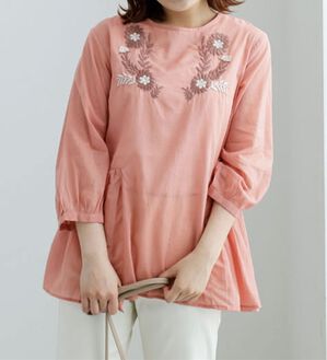 BELLUNA（ベルーナ）の「胸元刺しゅうデザインブラウス（ブラウス）」｜コーラルピンク