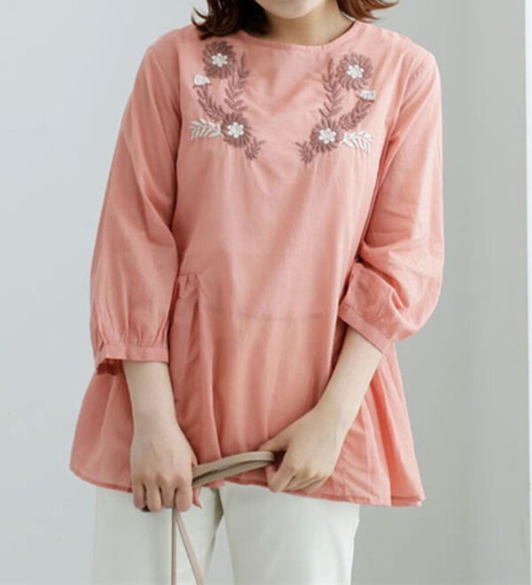 BELLUNA（ベルーナ）の「胸元刺しゅうデザインブラウス（ブラウス）」｜コーラルピンク