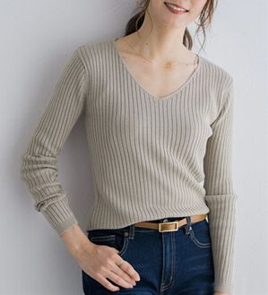 Pierrot（ピエロ）の「【選べるネック】華奢見え綿混リブニット（ニット・セーター）」｜グレージュ