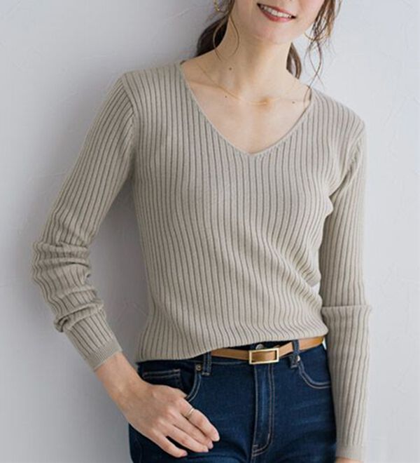 Pierrot（ピエロ）の「【選べるネック】華奢見え綿混リブニット（ニット・セーター）」｜グレージュ