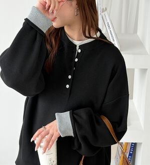 GeeRA（ジーラ）の「配色使いヘンリーネックニット（ニット・セーター）」｜ブラック&times;グレー