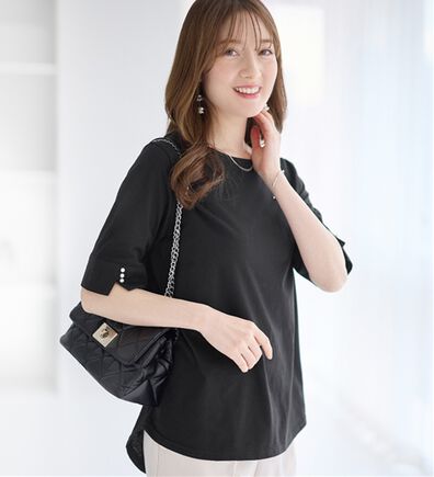 alotta（アロッタ）の「【８分袖新登場！】柔らか綿混素材パール調ボタンＴシャツ（カットソー）」