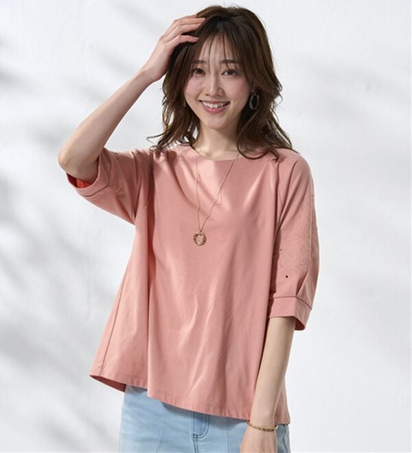 BELLUNA（ベルーナ）の「袖刺しゅうデザインＶネックプルオーバー（カットソー）」｜詳細画像