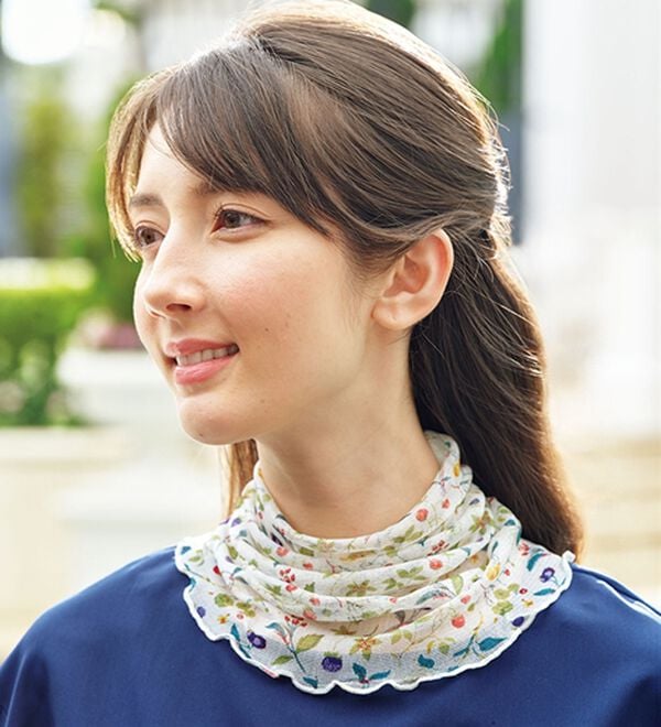 BELLUNA（ベルーナ）の「シルク１００％やわらかネックカバー（ストール・スカーフ・マフラー）」｜白系(マルチ花)