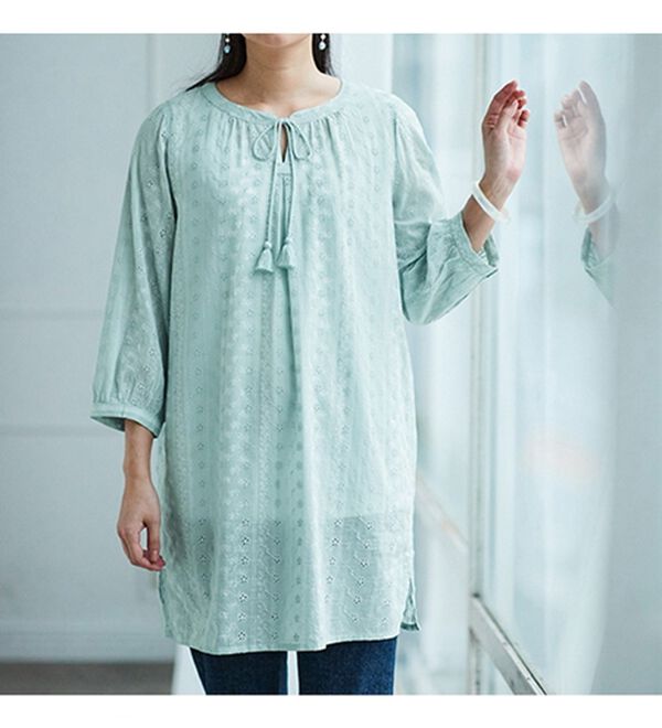 BELLUNA（ベルーナ）の「綿１００％刺しゅう使いプリントチュニック（チュニック）」｜詳細画像