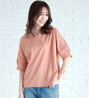 BELLUNA（ベルーナ）の「袖刺しゅうデザインＶネックプルオーバー（カットソー）」｜コーラル