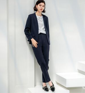 GeeRA（ジーラ）の「【ジャケット+パンツ】洗濯機で洗えるのびのび！ストレッチカットソーセットアップスーツ（パンツスーツ）」｜ネイビー