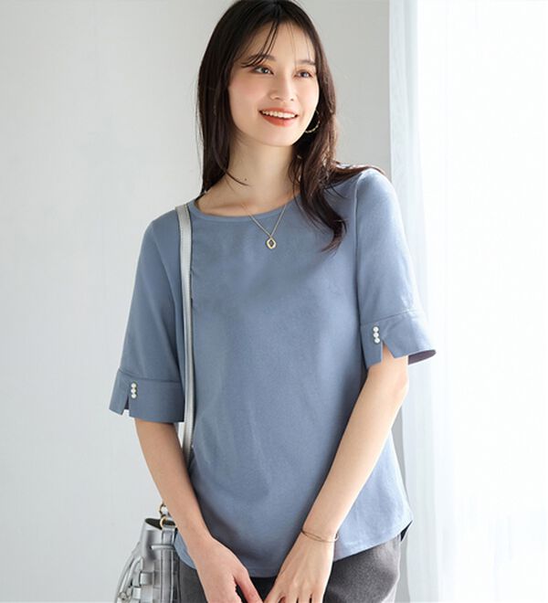 alotta（アロッタ）の「【選べる袖丈】柔らか綿混素材パール調ボタンＴシャツ（カットソー）」｜ダスティブルー　半袖