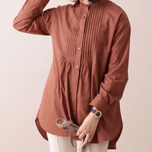 BELLUNA（ベルーナ）の「バンドカラーピンタック使いシャツチュニック（チュニック）」｜テラコッタ