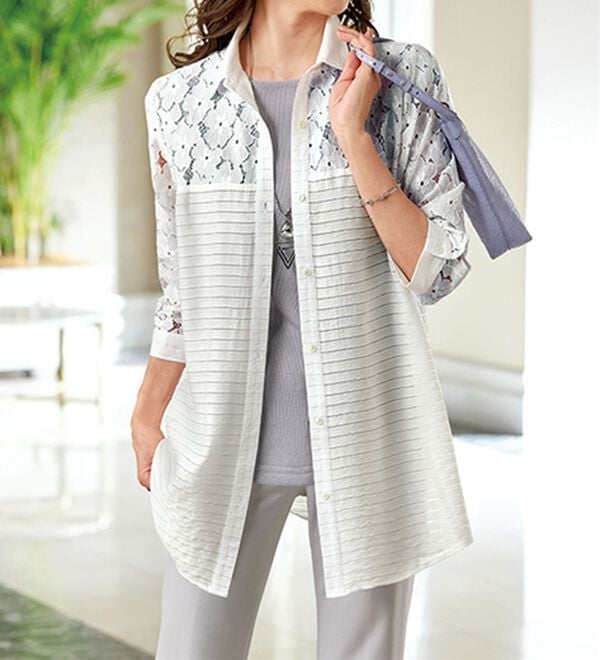 BELLUNA（ベルーナ）の「シアーボーダー素材レース切替ブラウス（ブラウス）」｜オフ白