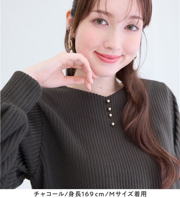 alotta（アロッタ）の「ふんわりリブニットソー金ボタントップス（カットソー）」｜詳細画像