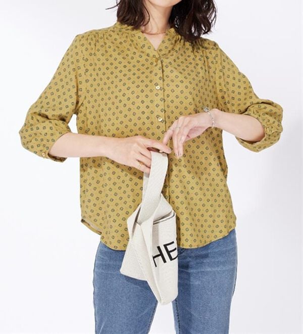 BELLUNA（ベルーナ）の「レーヨン素材ギャザー使いプリントブラウス（ブラウス）」｜詳細画像