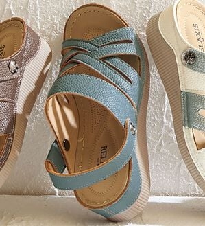 BELLUNA（ベルーナ）の「レザー調クロスデザイン２ＷＡＹサンダル（サンダル・ミュール）」｜ブルー