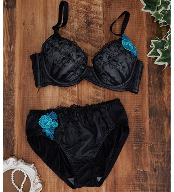 LAVIENNE（ラヴィエンヌ）の「大人のプチプラブラ＆ショーツ（ブラジャー＆ショーツセット）」｜花モチーフブラック