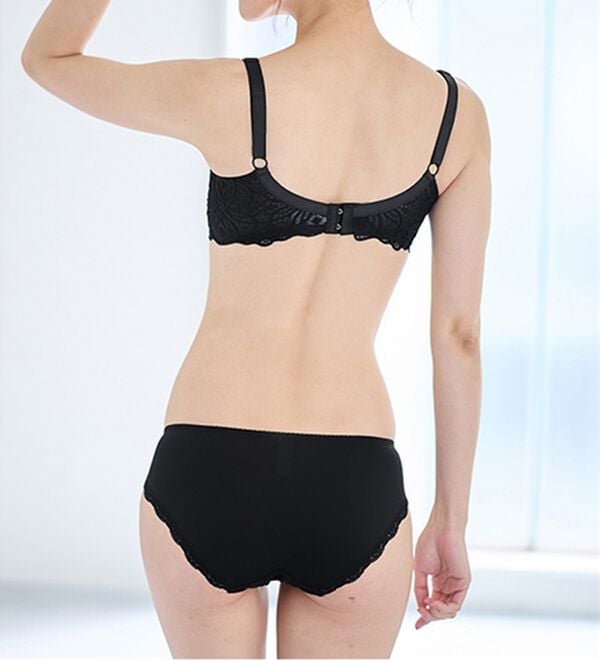 LAVIENNE（ラヴィエンヌ）の「レーシー脇高スッキリブラ＆ショーツ（ブラジャー＆ショーツセット）」｜詳細画像