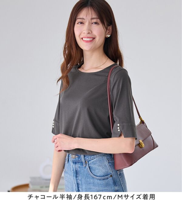 alotta（アロッタ）の「【選べる袖丈】柔らか綿混素材パール調ボタンＴシャツ（カットソー）」｜詳細画像