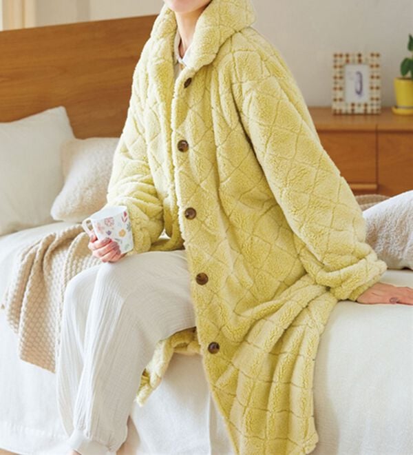 LAVIENNE（ラヴィエンヌ）の「もこもこダイヤフリースガウン（パジャマ・ルームウェア）」｜アッシュイエロー