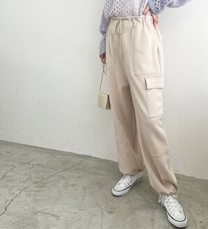 GeeRA（ジーラ）の「やわらか素材カーゴパンツ（フルレングスパンツ）」｜アイボリー