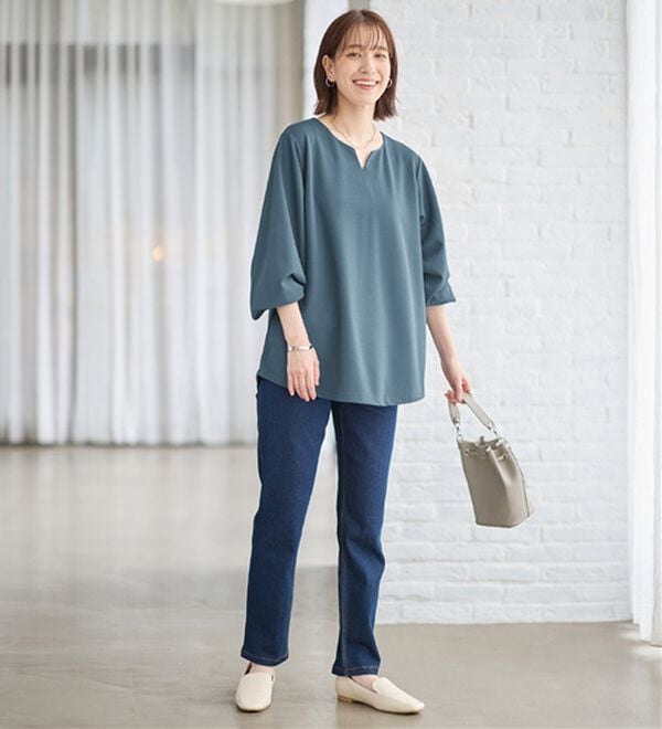 Viola e Viola（ヴィオラ エ ヴィオラ）の「らくキレイ　キーネックチュニックブラウスＴシャツ（チュニック）」｜詳細画像
