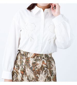 BELLUNA（ベルーナ）の「胸元刺しゅうシャツチュニック（チュニック）」｜オフ白