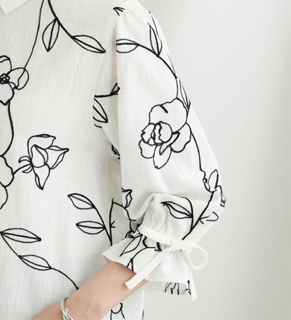 BELLUNA（ベルーナ）の「花柄刺しゅう袖リボンシャツチュニック（チュニック）」｜詳細画像