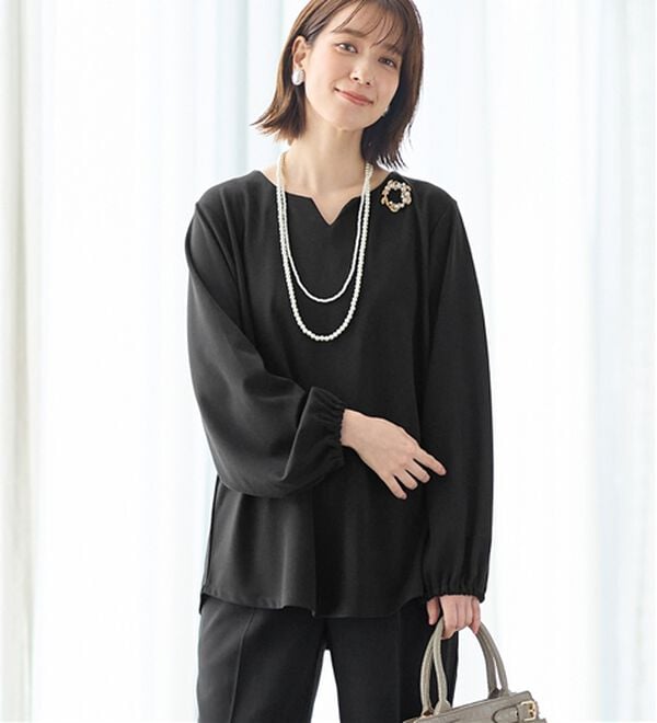 Viola e Viola（ヴィオラ エ ヴィオラ）の「らくキレイ　キーネックチュニックブラウスＴシャツ（チュニック）」｜詳細画像