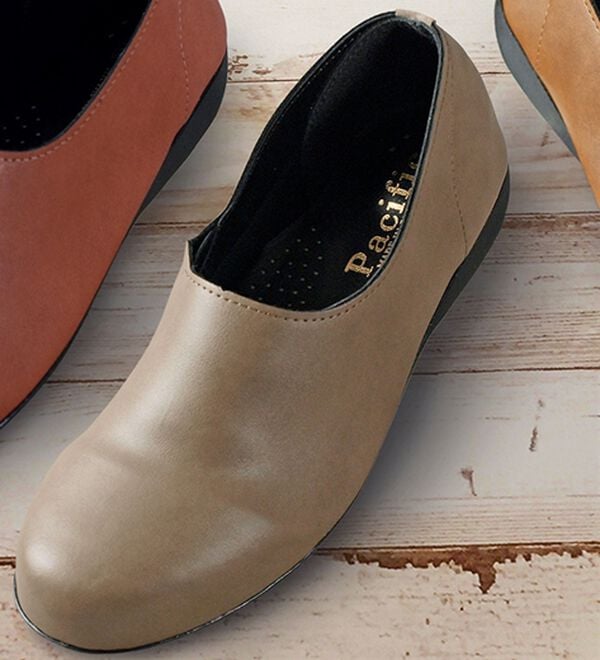 「健康運動指導士ＴＯＫＩ先生監修やわらかストレッチシューズ（フラットシューズ）」｜オーク