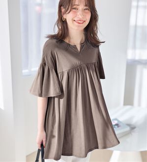Viola e Viola（ヴィオラ エ ヴィオラ）の「軽やか綿混カットソーキーネックチュニック（チュニック）」｜ライトブラウン