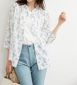 BELLUNA（ベルーナ）の「綿100％ギャザーデザインブラウス（ブラウス）」｜オフ白系花柄