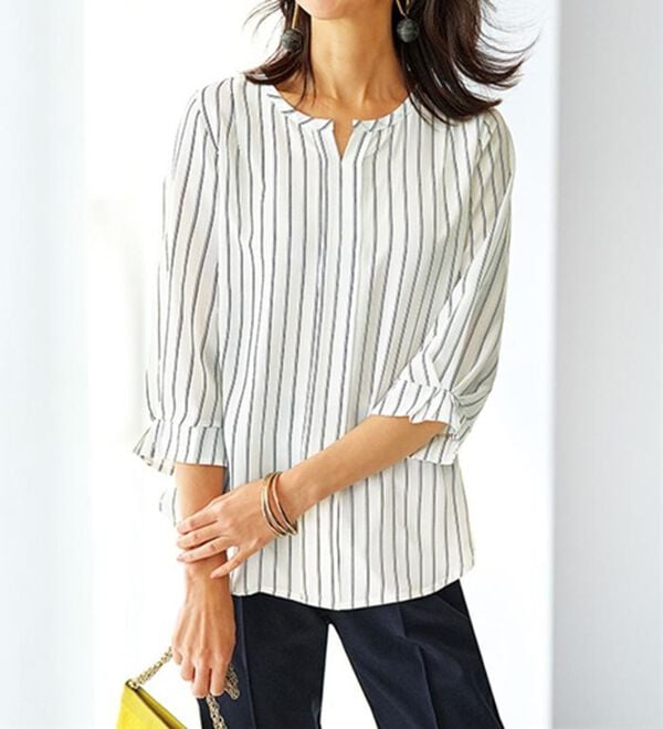 BELLUNA（ベルーナ）の「ひんやり機能付！袖タックキーネックブラウス（ブラウス）」｜詳細画像