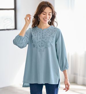 BELLUNA（ベルーナ）の「ナチュラルに可愛い刺しゅうブラウス（チュニック）」｜サックス